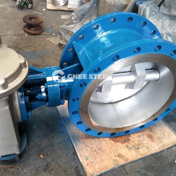 Rumpesveiset trippel forskjøvet sommerfuglventiler