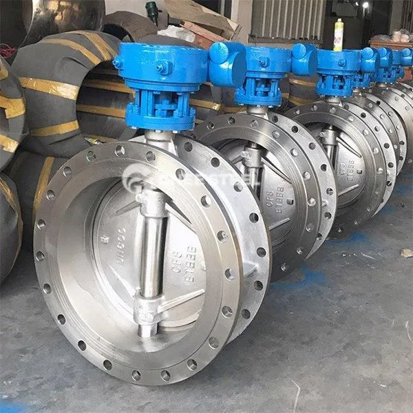 Flenset trippel forskjøvet sommerfuglventiler